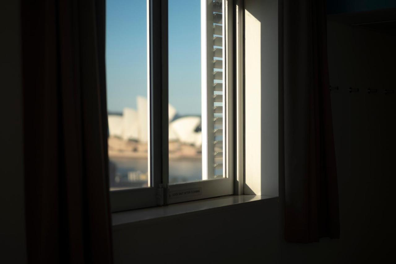 Yha Sydney Harbour Hostel Εξωτερικό φωτογραφία A window with curtains