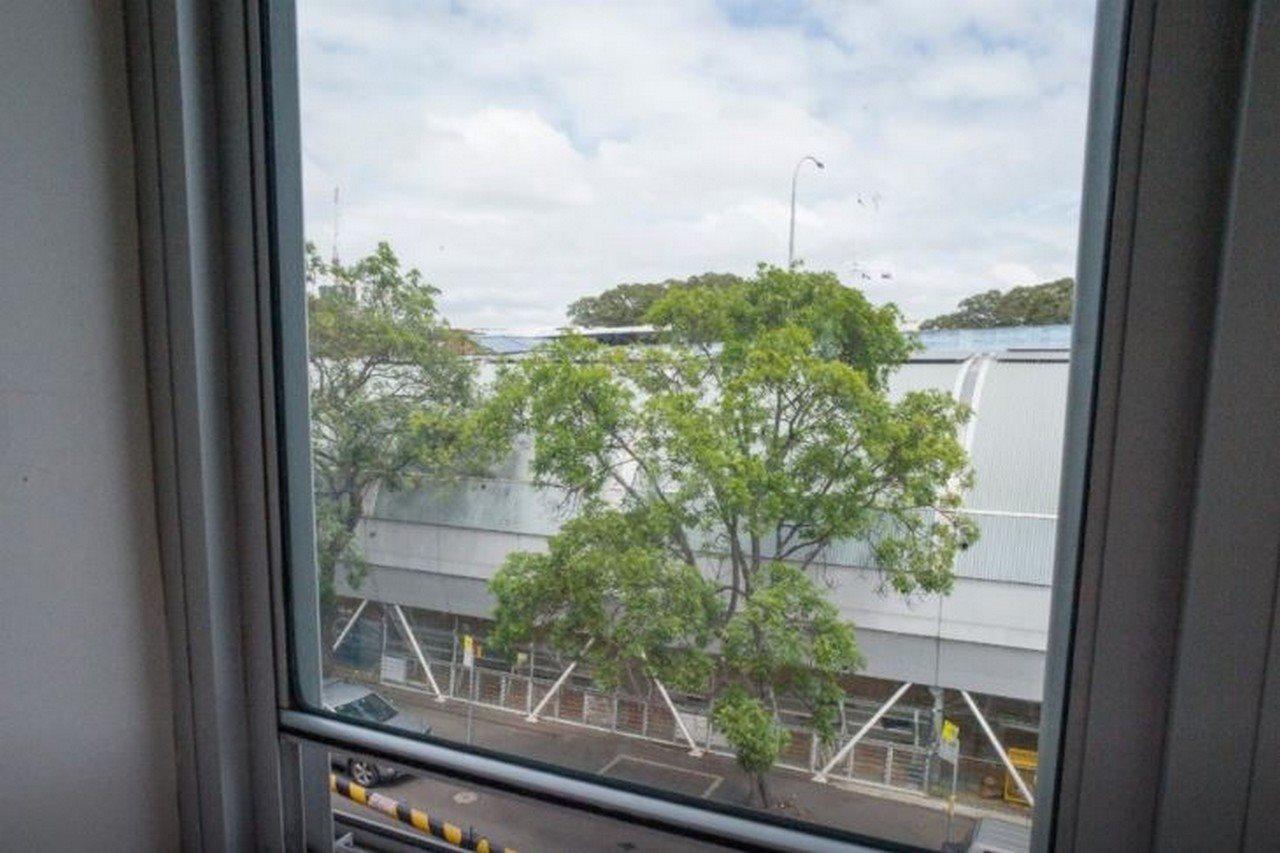 Yha Sydney Harbour Hostel Εξωτερικό φωτογραφία A window with a fly screen