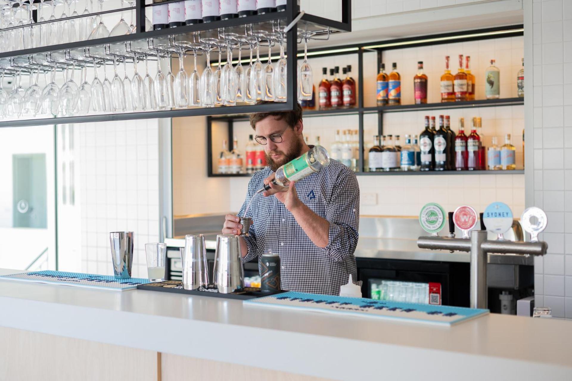 Yha Sydney Harbour Hostel Εξωτερικό φωτογραφία A bartender at work
